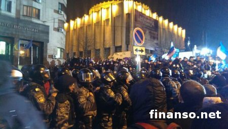 Применяя физическую силу "Беркут" разогнал Евромайдан в Киеве
