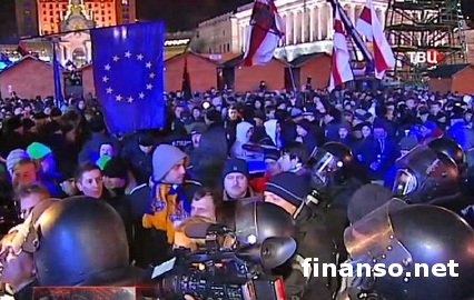 Участники митинга в Киеве штурмом пошли на Администрацию президента