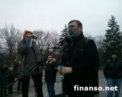 Правоохранители задержали 4 человек, обливших Луценко зеленкой