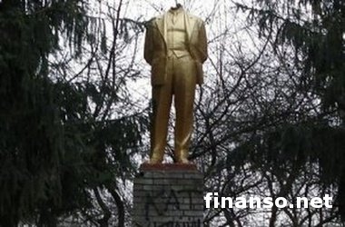 Произошло очередное крушение памятника Ленину, теперь на Полтавщине