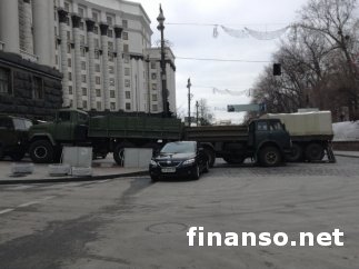 Под Кабмин пригнали военную технику