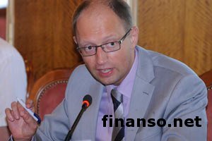 Яценюк: Янукович может подать в парламент законопроект об отмене "диктаторских законов"