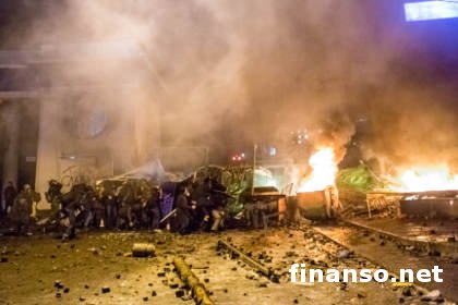 Активисты на Грушевского пустили в ход самодельную катапульту