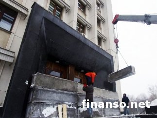 Одесская ОГА готовится к штурму - входы перекрыли бетонными блоками