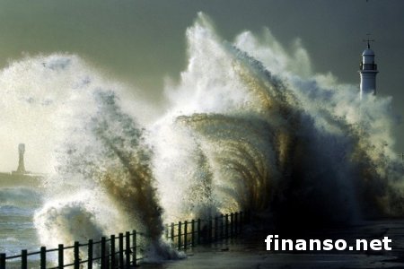 Сильнейший за последние 20 лет шторм накрыл Великобританию