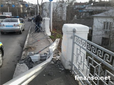 Грузовик с беременной пассажиркой упал с моста на Ж/Д дорогу в Севастополе