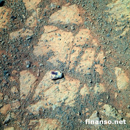 Найденный возле марсохода загадочный камень оказался уникальным по составу