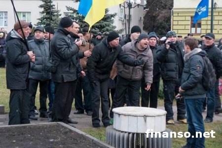«Титушки» продолжают собираться на Майдане