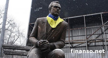 ФК "Динамо" Киев защитило памятник легендарному Лобановскому от погромов