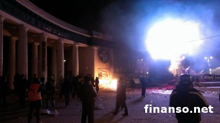 Упавший с колоннады на Грушевского мужчина жив и даже ходит – главврач