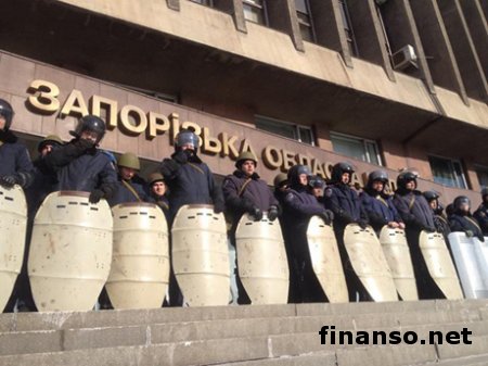 Тысячи активистов штурмуют здание ОГА в Запорожье, есть раненые