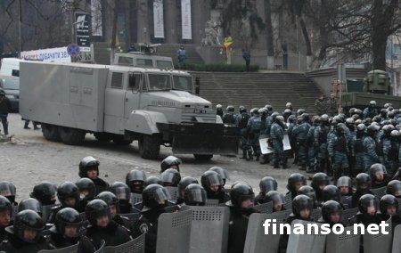 К зданию Кабмина пригнали два БТРа и два водомета