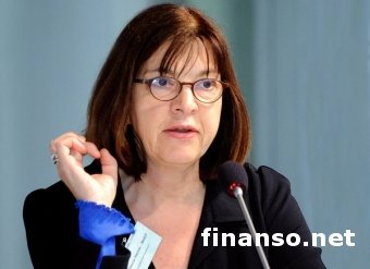 Экс-премьер Н.Азаров пригрозил Р.Хармс за австрийский паспорт судом