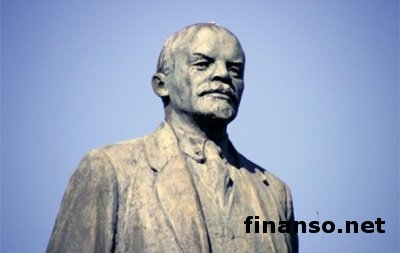 На Полтавщине обезглавили памятник Ленину и горело помещение Партии регионов