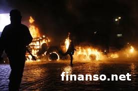 Несмотря на "перемирие", на Майдане продолжаются взрывы, а дороги перекрыли автоматчики