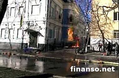 В центре Киева огнем пылает офис партии Коммунистов