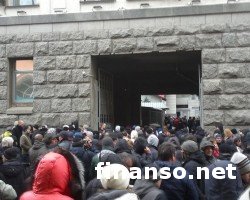 В Харькове сепаратисты, жестоко избивая людей, прорвались в здание горсовета