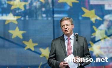 Фюле заявил, что в Украине действуют вооруженные группы из-за рубежа и пригрозил РФ санкциями