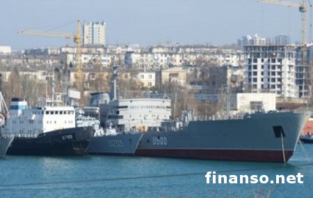 Украина начала выводить свои корабли с территории Крыма
