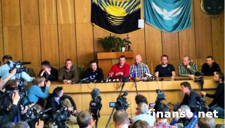 В Славянске провели пресс-конференцию с участием захваченных наблюдателей ОБСЕ