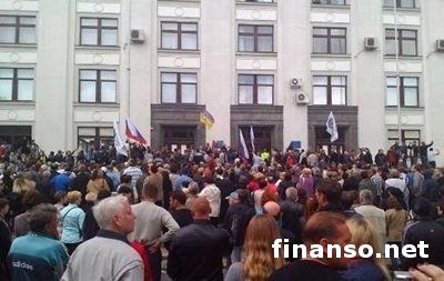 Вооруженные люди в очередной раз заняли областную прокуратуру в Луганске