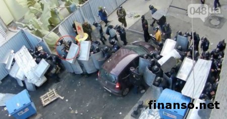 Невероятно, но факт: в Одессе милиционеры прикрывали боевика, стрелявшего из автомата по людям