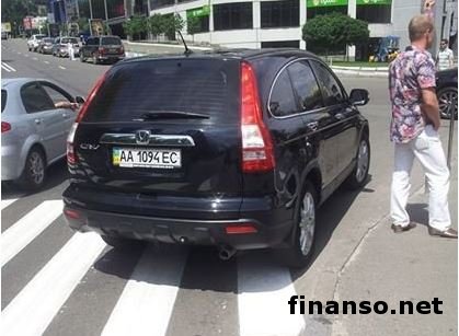 В Киеве двое мужчин припарковались на пешеходном переходе и избили блогера В Киеве двое мужчин припарковались на пешеходном переходе и избили блогера