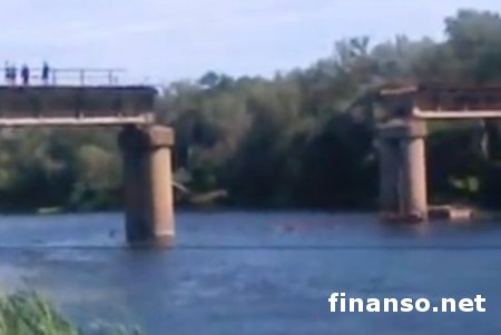 Террористы взорвали ж/д мост в Лисичанске