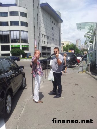 В Киеве двое мужчин припарковались на пешеходном переходе и избили блогера