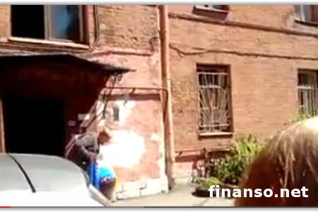 Депутат РФ выбросил украинский флаг в урну перед генконсульством Украины