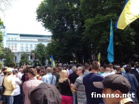 Митингующие под АП Порошенко требуют отмены перемирия