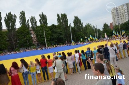 В Мариуполе в честь освобождения от ДНР развернули самый большой флаг Украины