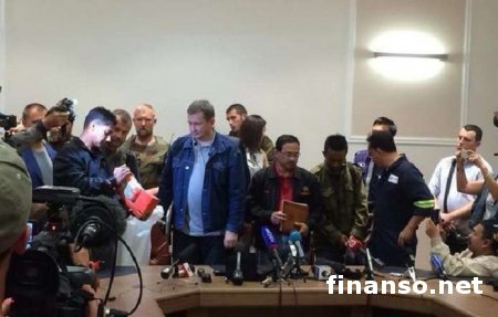 Террорист Бородай принес малайзийцам «черные ящики», куря сигарету, и с пистолетом в руках