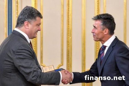 Генсек НАТО получил орден Свободы из рук Порошенко