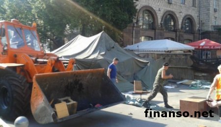 На Майдане продолжают убирать баррикады