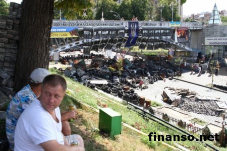 Людей на Майдане больше нет, а елка осталась