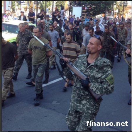 В Донецке террористы провели украинских военнопленных по «коридору позора»