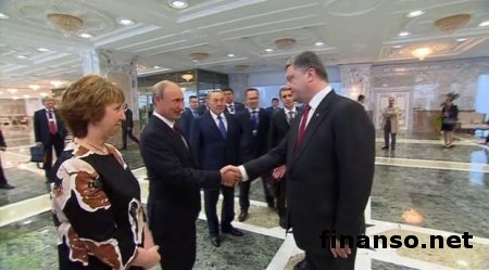 Перед началом встречи в Минске Порошенко пожал руку Путину