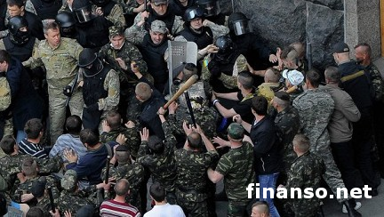 Бойцы «Правого сектора», Нацгвардии и милиция подрались у стен здания Верховной Рады