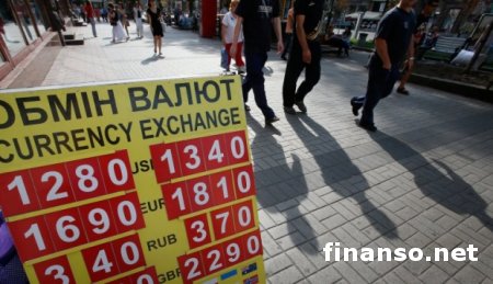 Сегодня торги на межбанке открылись подорожанием доллара до 14,7 - 14,9 грн.