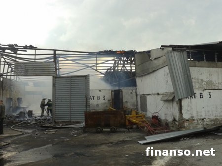 Боевики в Макеевке из тяжелого вооружения обстреляли нефтебазу, сгорел склад