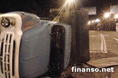 Танк боевиков ДНР в центре Донецка протаранил «ЗИЛ», - последствия