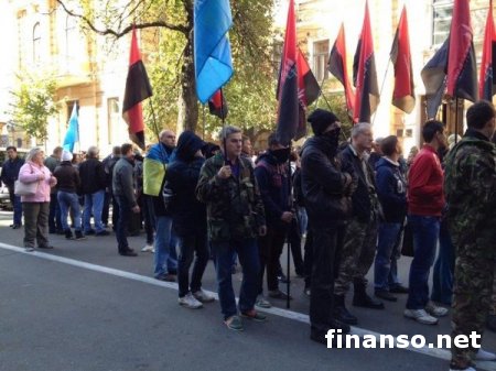 Активисты «Правого сектора» прошли маршем с требованиями к зданию ЦИК