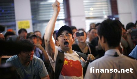 В Гонконге полиция задержала 19 "титушек"