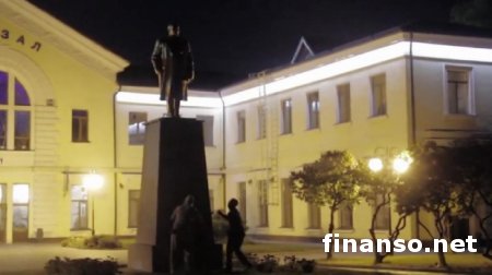 В двух районах Харькова снесли еще 2 памятника Ленину