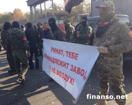 "Запорожсталь" Ахметова была заблокирована "Правым сектором" с грузовиками с землей