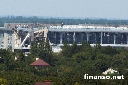 В аэропорту Донецка "киборги" подняли украинский флаг и обратились к сепаратистам