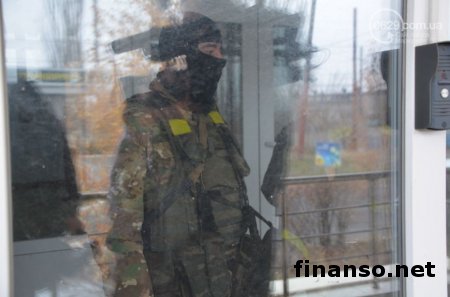 СМИ: в Мариуполе вооруженные люди окружили здание "Мариупольтеплосети"