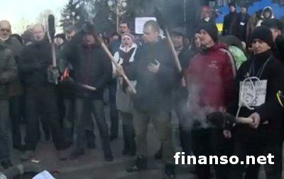 Протест под Радой: митингующие зажгли факелы и собираются жечь шины