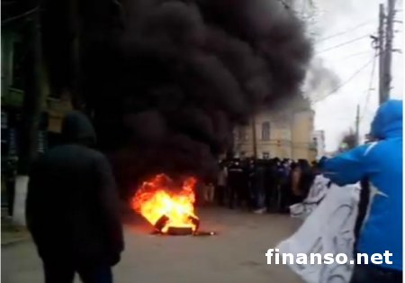 В Виннице настоящий Майдан - активисты штурмуют облсовет